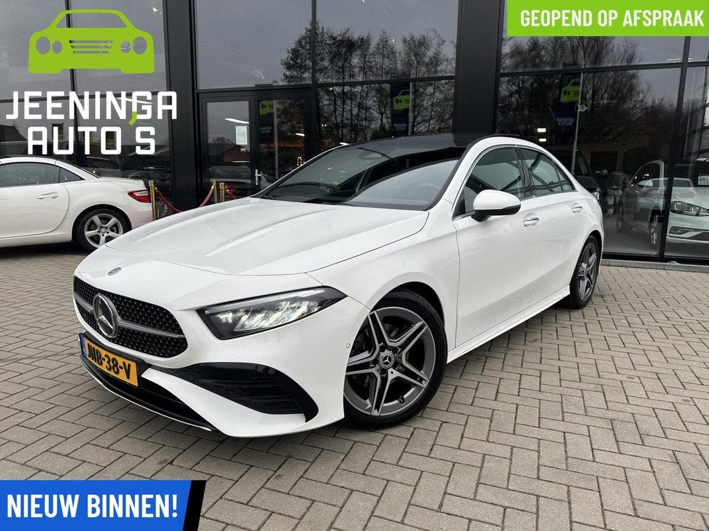 Mercedes A-klasse 180 AMG Line|Distronic|Pano|18"AMG-wielen|, Auto's, Gebruikt, 11 pk, Wit, Bedrijf