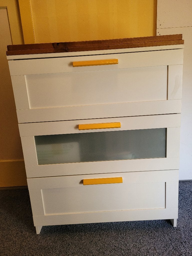 Witte commode met houten blad en gele handgrepen, Ophalen, Gebruikt, 50 tot 70 cm, 75 tot 100 cm