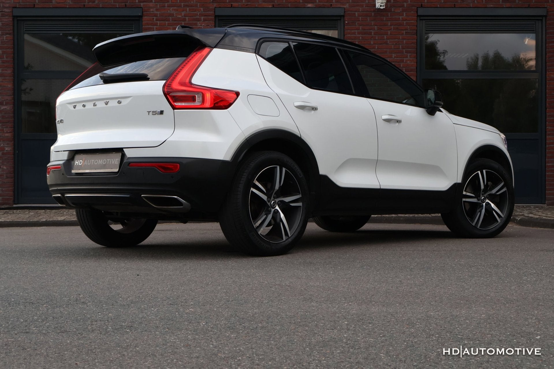 Volvo XC40 1.5 T5 Twin Engine R-Design PANO LEDER H/K CAM, Auto's, Dealer onderhouden, Wit, Bedrijf, Hybride Elektrisch/Benzine