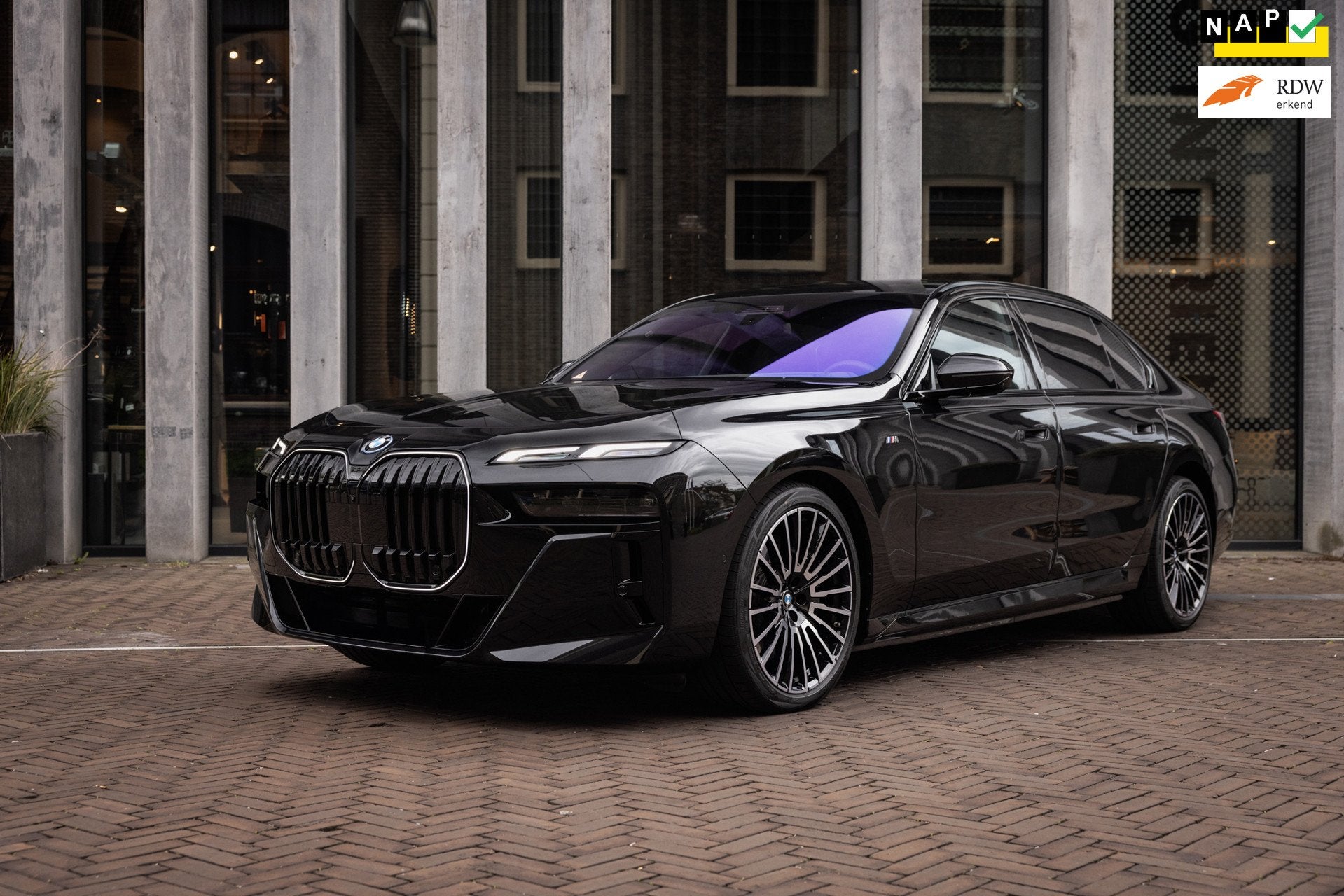 BMW I7 eDrive50 106kWh M Sport (455pk) Lage KM - Fabrieksgar, Auto's, Automaat, Achterwielaandrijving, Gebruikt, Zwart