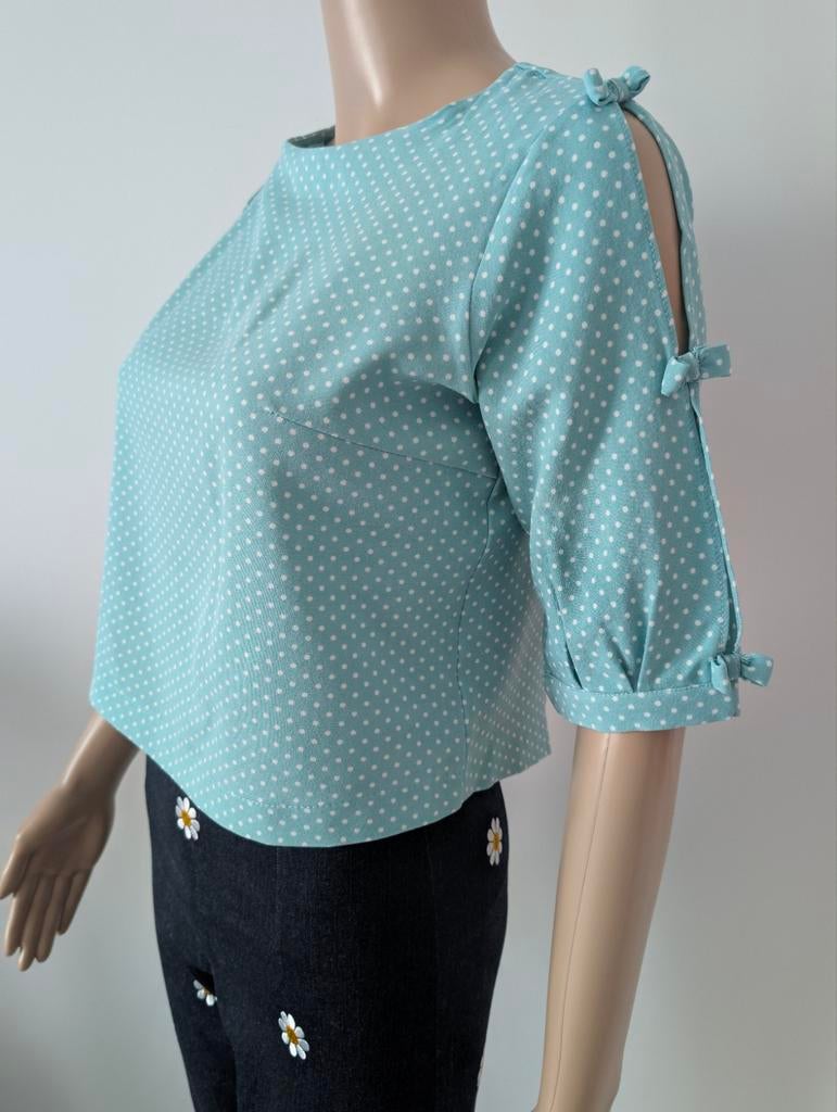 Lichtblauwe top met stippen en strikjes, maat S, Kleding | Dames, Tops, Blauw, Ophalen of Verzenden, Zo goed als nieuw, Korte mouw