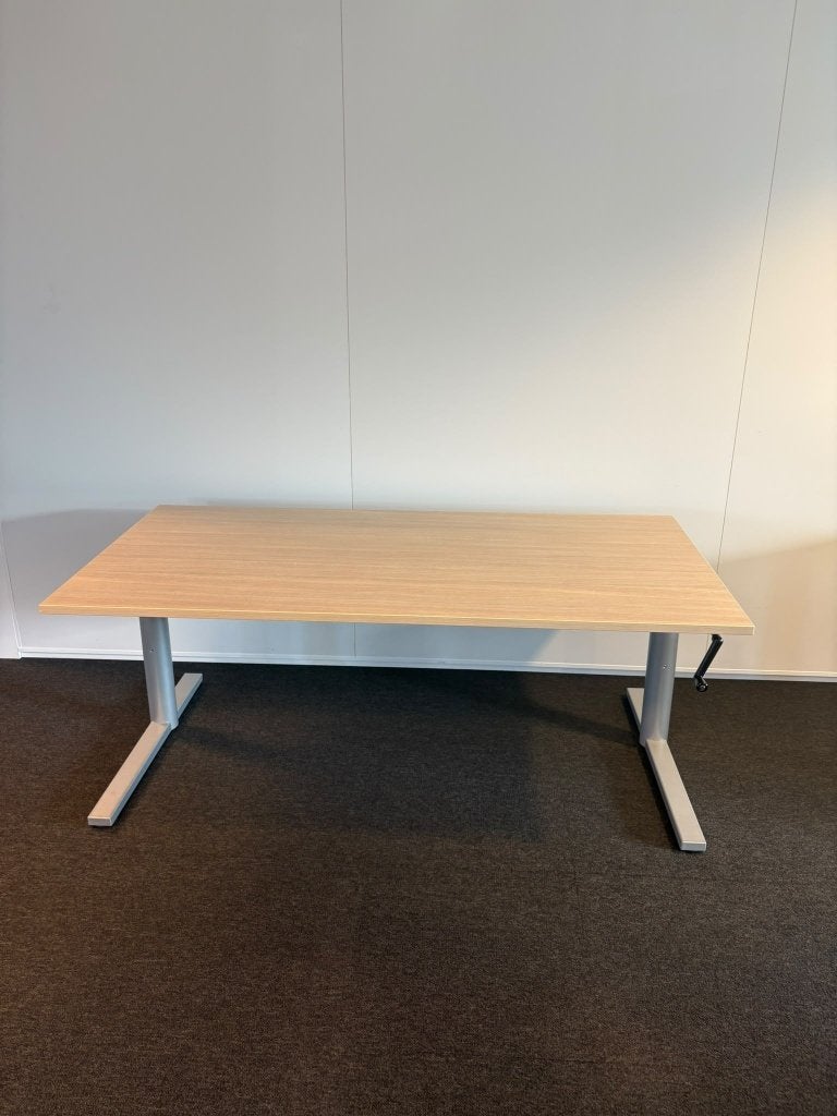 Gispen slinger bureau, 160x80, L.eiken blad, Aluminium frame, Overige stijlen, Gispen, 160 cm, Gebruikt