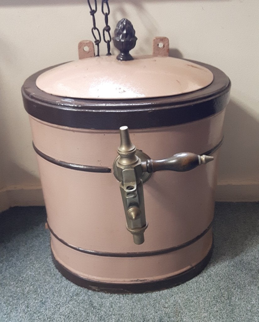 Antieke waterketel / vat met tapkraan, Ophalen