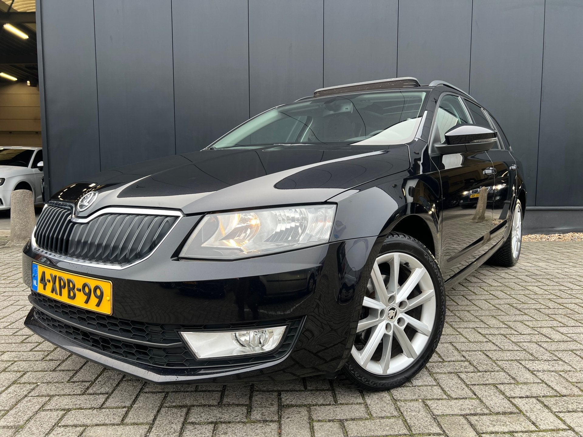 Skoda Octavia Combi 1.2 TSI Automaat/Navi/Pano/Camera/ZrMooi, Auto's, Euro 5, Gebruikt, Zwart, 4 cilinders