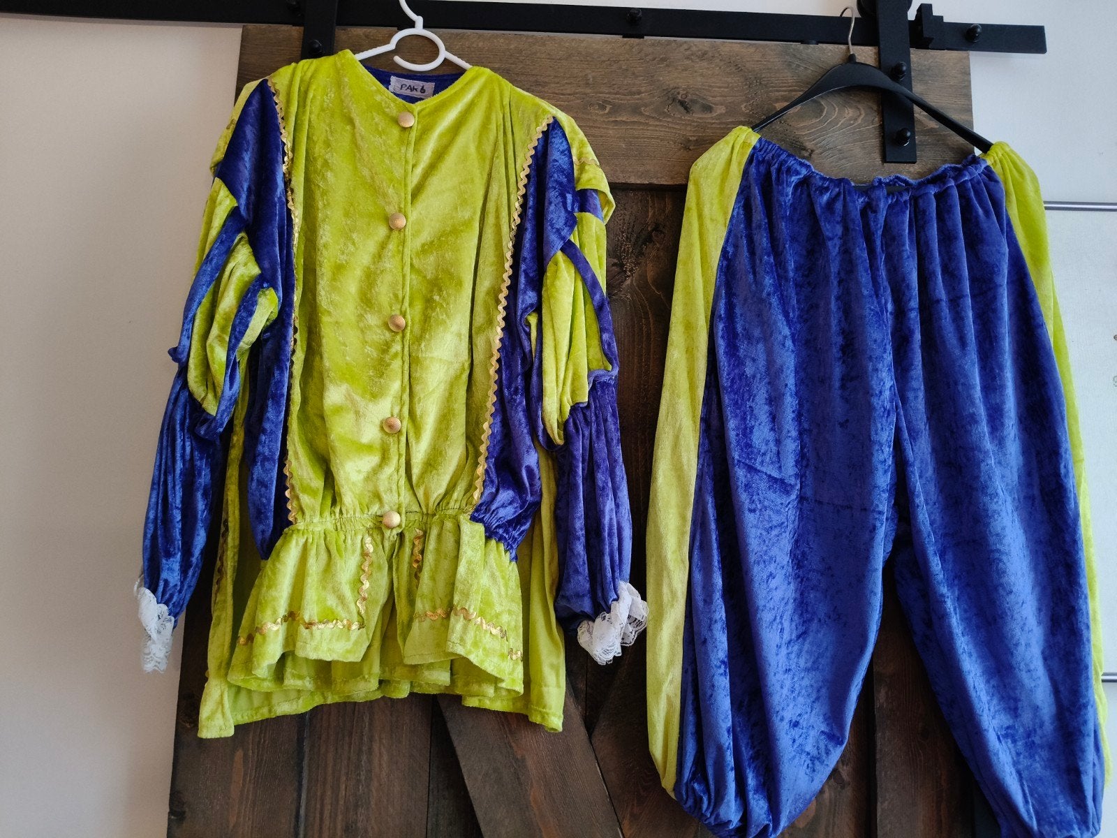 Pietenpak fluweel geel/blauw - compleet met baret, Ophalen of Verzenden, Zo goed als nieuw