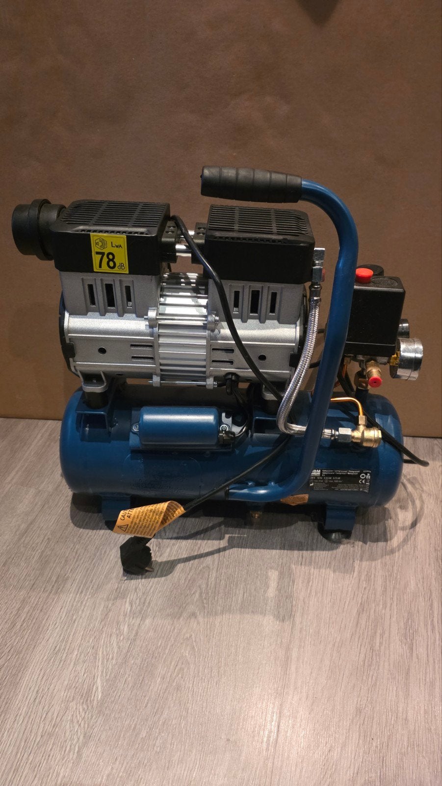 HBM olievrije stille compressor, 8 liter, 8 bar,, Ophalen, 6 tot 10 bar, Zo goed als nieuw, Minder dan 200 liter/min