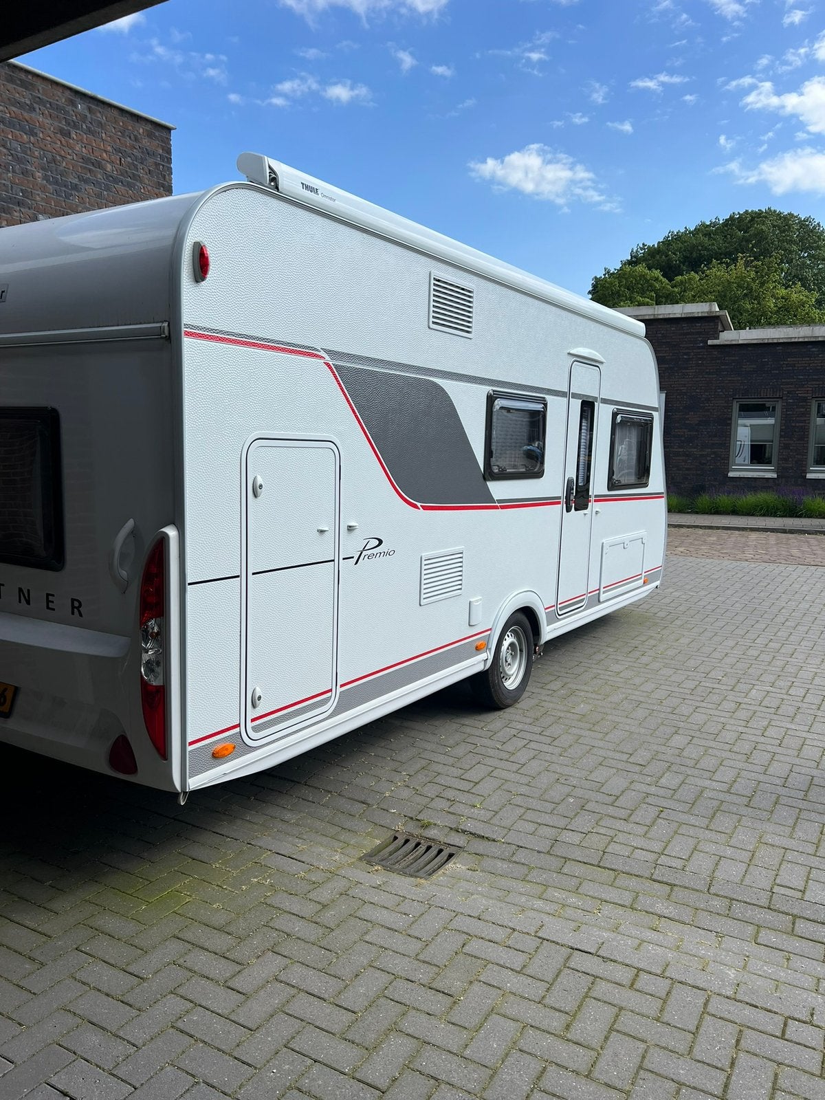 Bürstner Premio 495 TK 2022 – Eerste eigenaar - vol opties, Caravans en Kamperen, Vast bed, Treinzit, Particulier, Bürstner