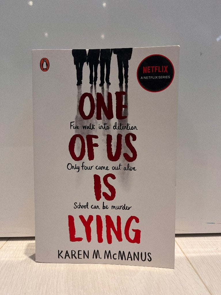 One of Us Is Lying - Karen M. McManus (Engels), Boeken, Europa overig, Nieuw, Ophalen of Verzenden, Karen M. McManus