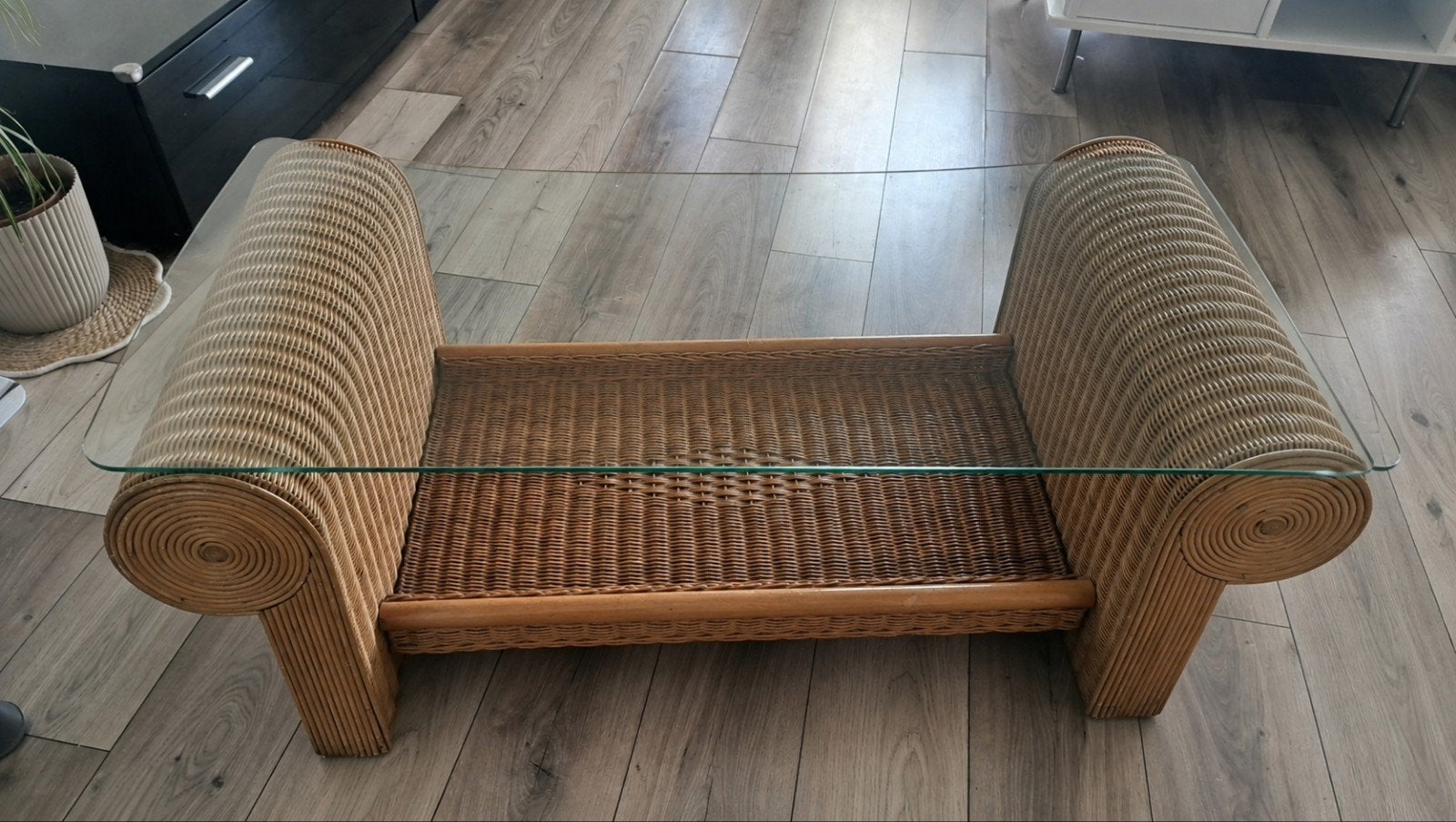 Gebruikte tuintafel in goede staat - rotan en glas, Huis en Inrichting, 100 tot 150 cm, Zo goed als nieuw, Boho, Rotan, Modern