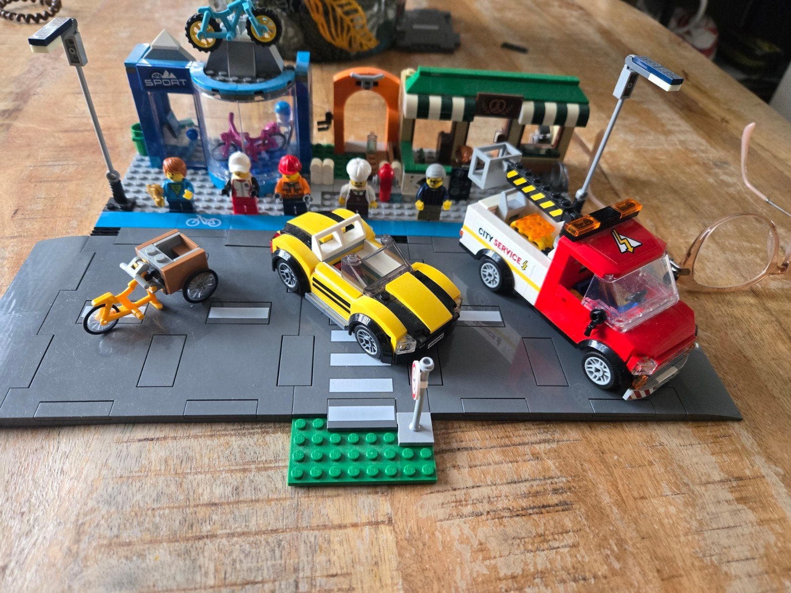 LEGO City 60306 Stads centrum, Kinderen en Baby's, Speelgoed | Duplo en Lego, Ophalen of Verzenden, Gebruikt