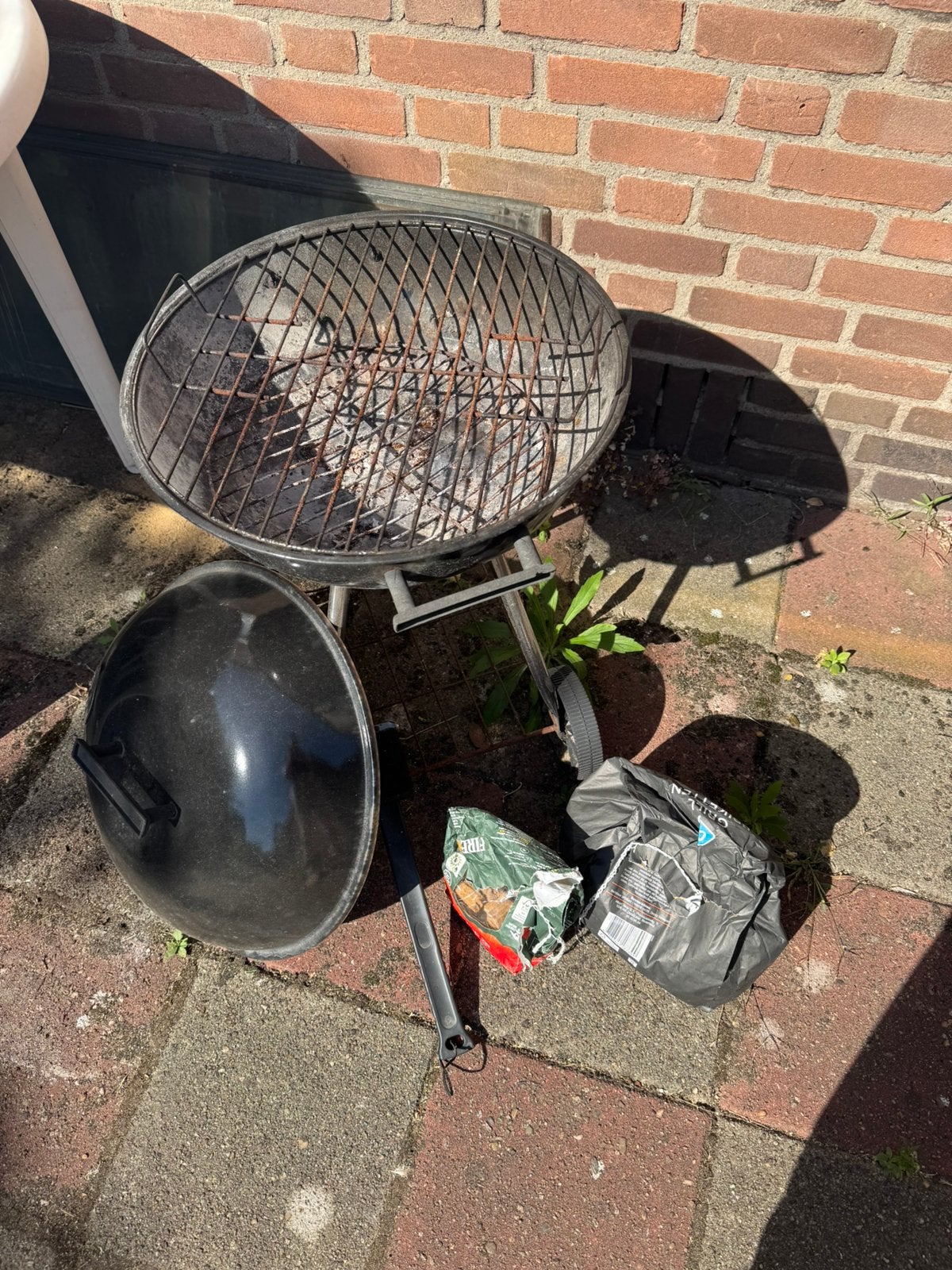 Gratis bbq met borstel, wat kool en aanmaakblokjes, Ophalen, Gebruikt