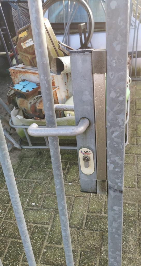 Doorrij poort abc hekwerk met zware betonnen poeren, Ophalen, Zo goed als nieuw, IJzer