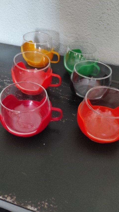 Vintage theeglazen in gekleurde houder, 6x, Huis en Inrichting, Glas of Glazen, Overige merken, Ophalen of Verzenden, Overige stijlen