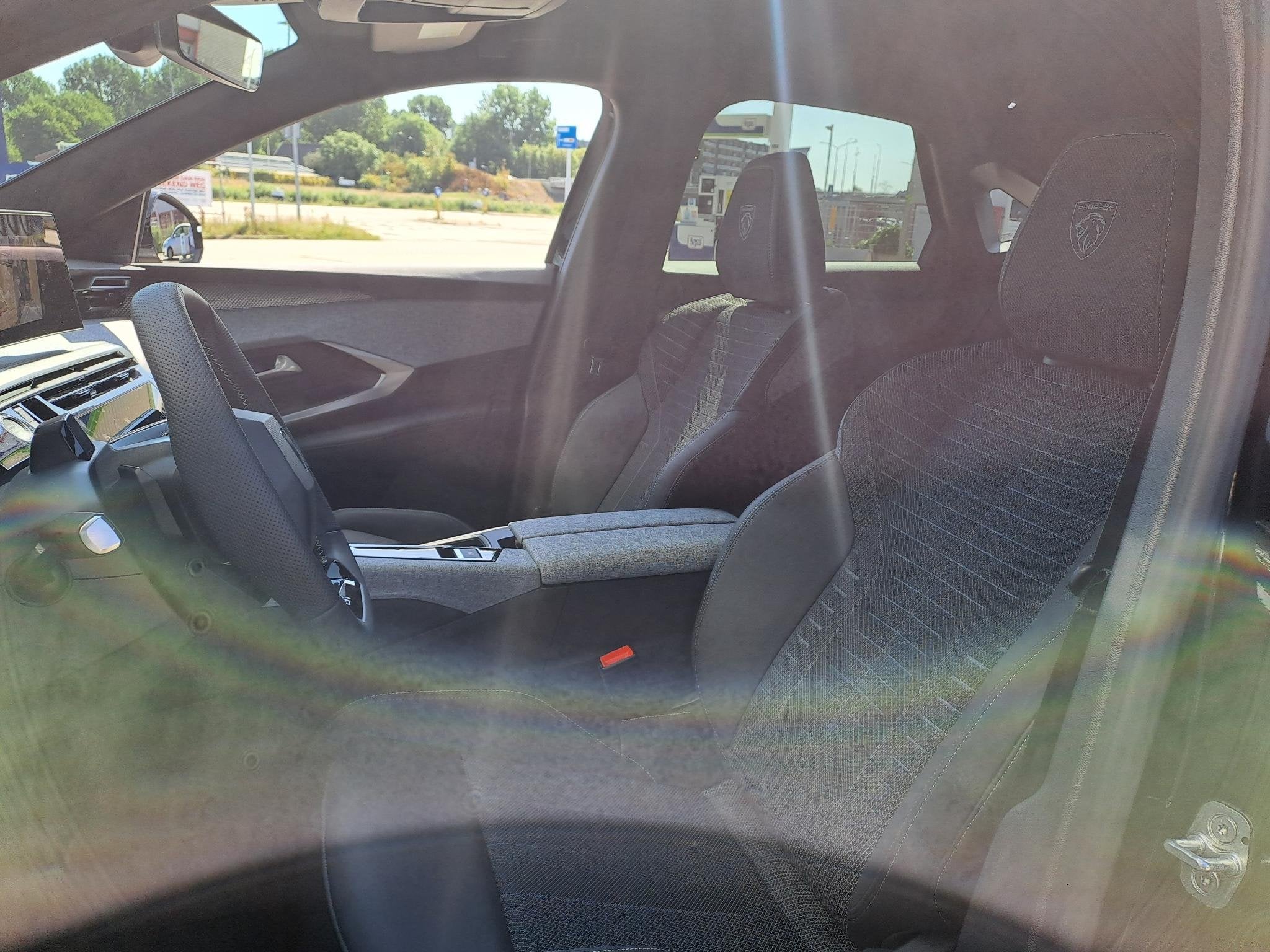 Peugeot e-3008 GT Long Range 230 97 kWh | 360 Camera | Elekt, 12 maanden, 101 kWh, Leder en Stof, Zwart