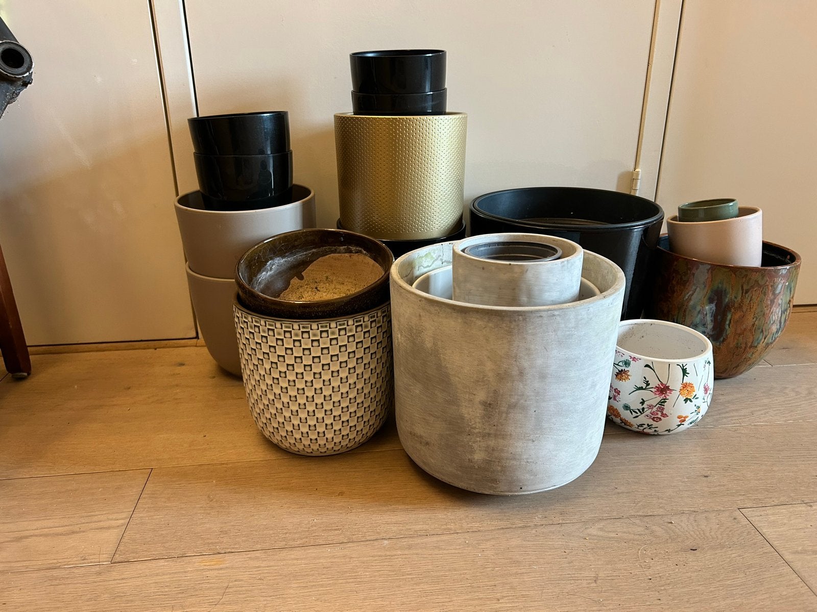 24 diverse potten: binnen, buiten en kweekpotten, Tuin en Terras, Bloempotten, Ophalen, Overige materialen, Gebruikt, Binnen