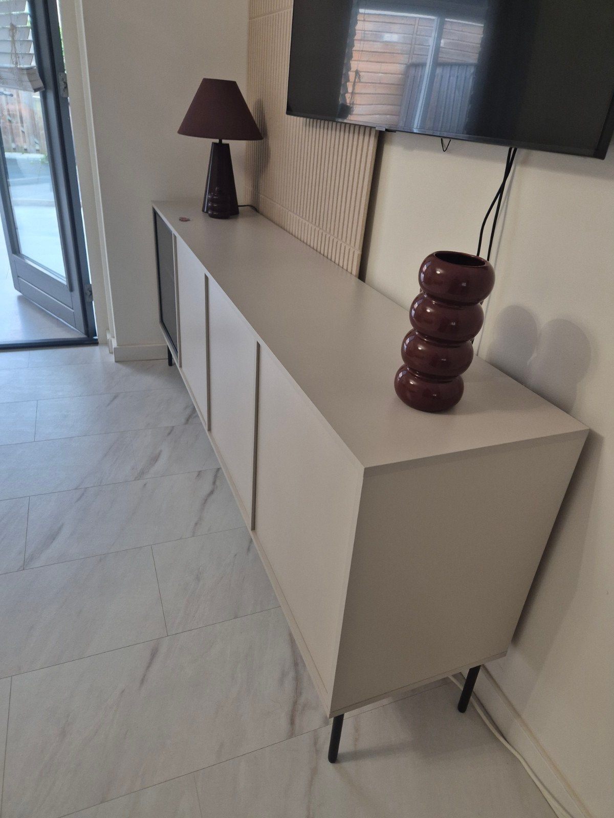 Dressoir te koop beige taupe , 1 week gekocht moet snel weg, Huis en Inrichting, Kasten | Dressoirs, Ophalen of Verzenden, Zo goed als nieuw