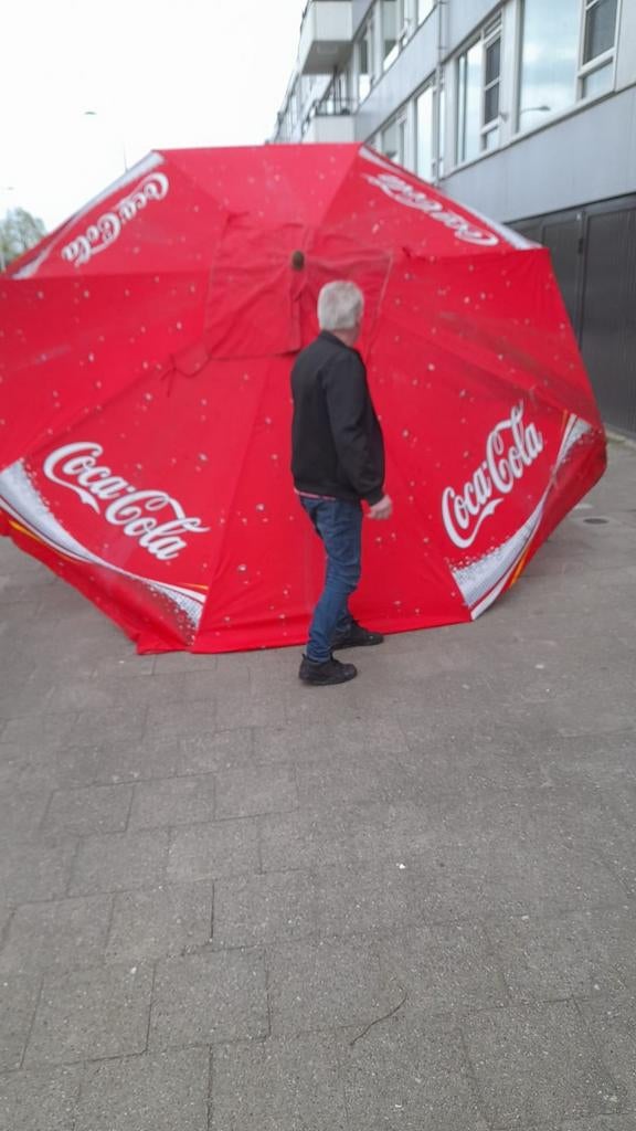 Coca cola parasol  een hoekje zit  beetje weer en geen voet, Gebruikt, Ophalen of Verzenden, 3 tot 4 meter, Parasolvoet