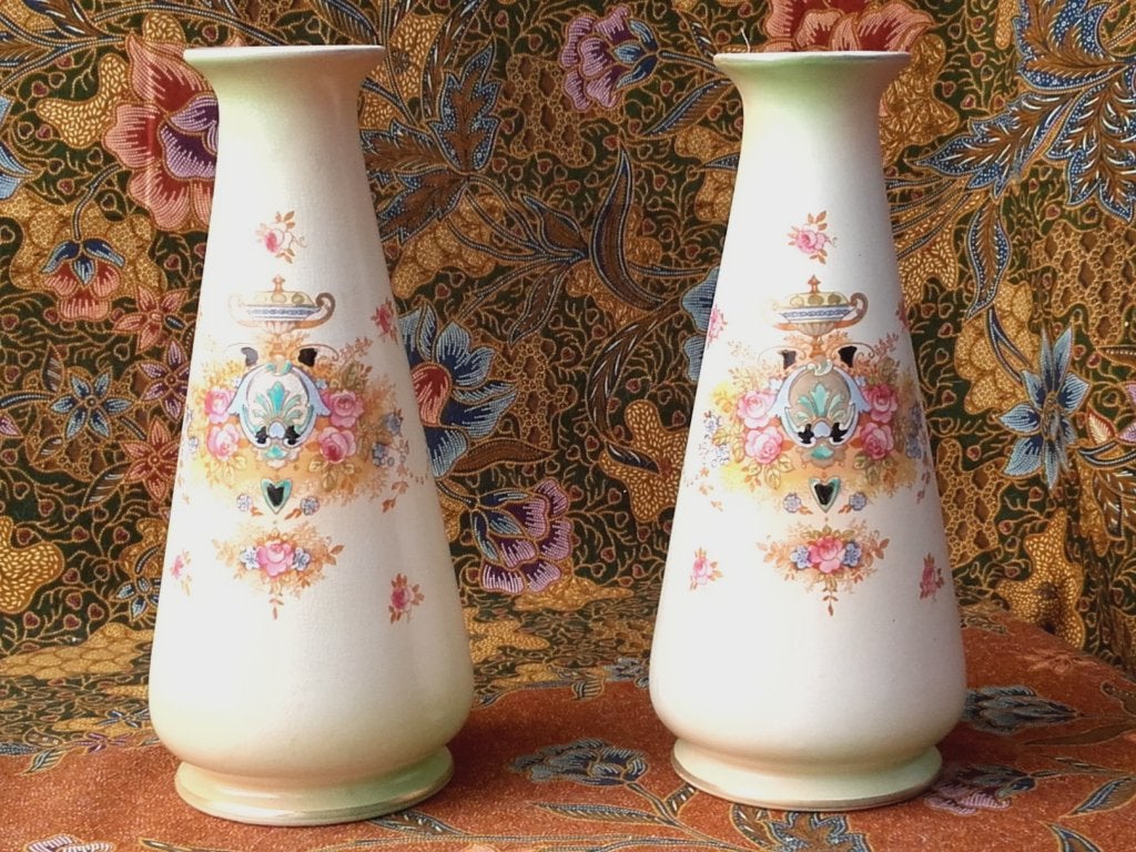 Mooi antiek stel Crown Devon vazen uit Engeland 23 cm. 1900.