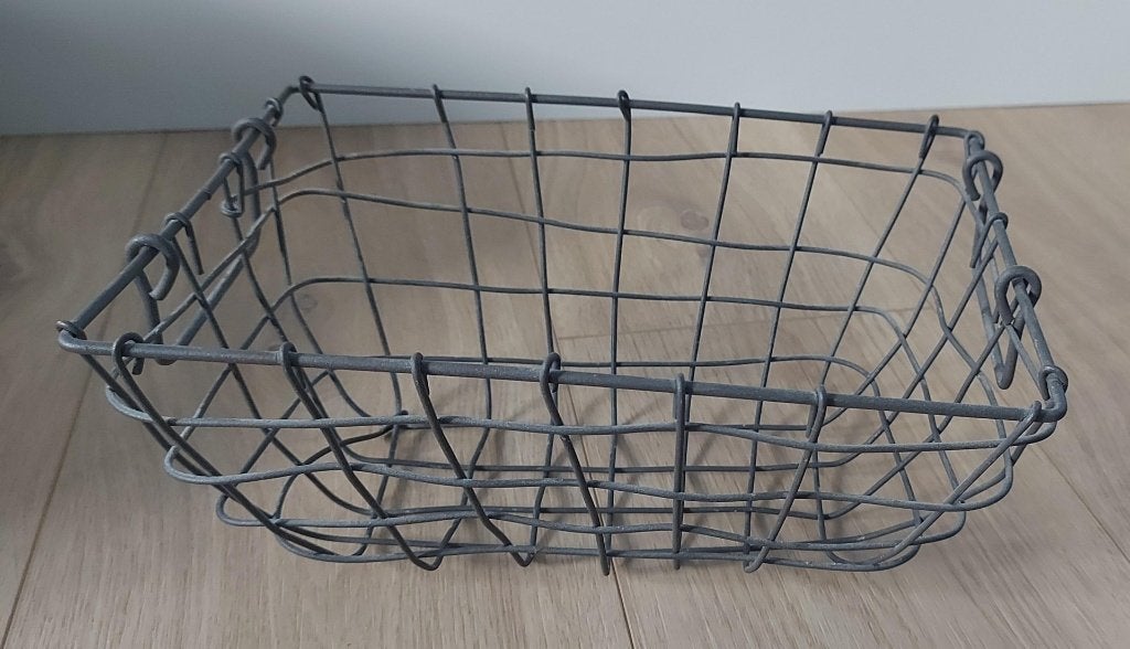 Grijs ijzeren mandje met handvaten NIEUW, Huis en Inrichting, Ophalen, Mand, Zo goed als nieuw, Metaal