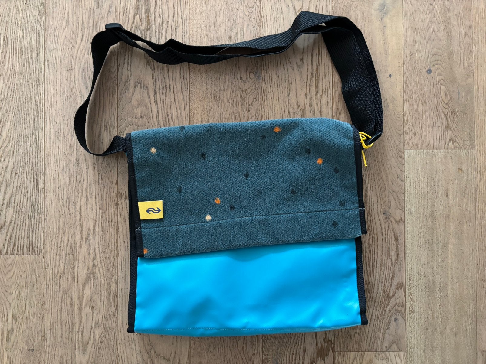 Laptoptas van gerecycled materiaal NS treinen, Ophalen of Verzenden, Nieuw, Blauw, Schoudertas