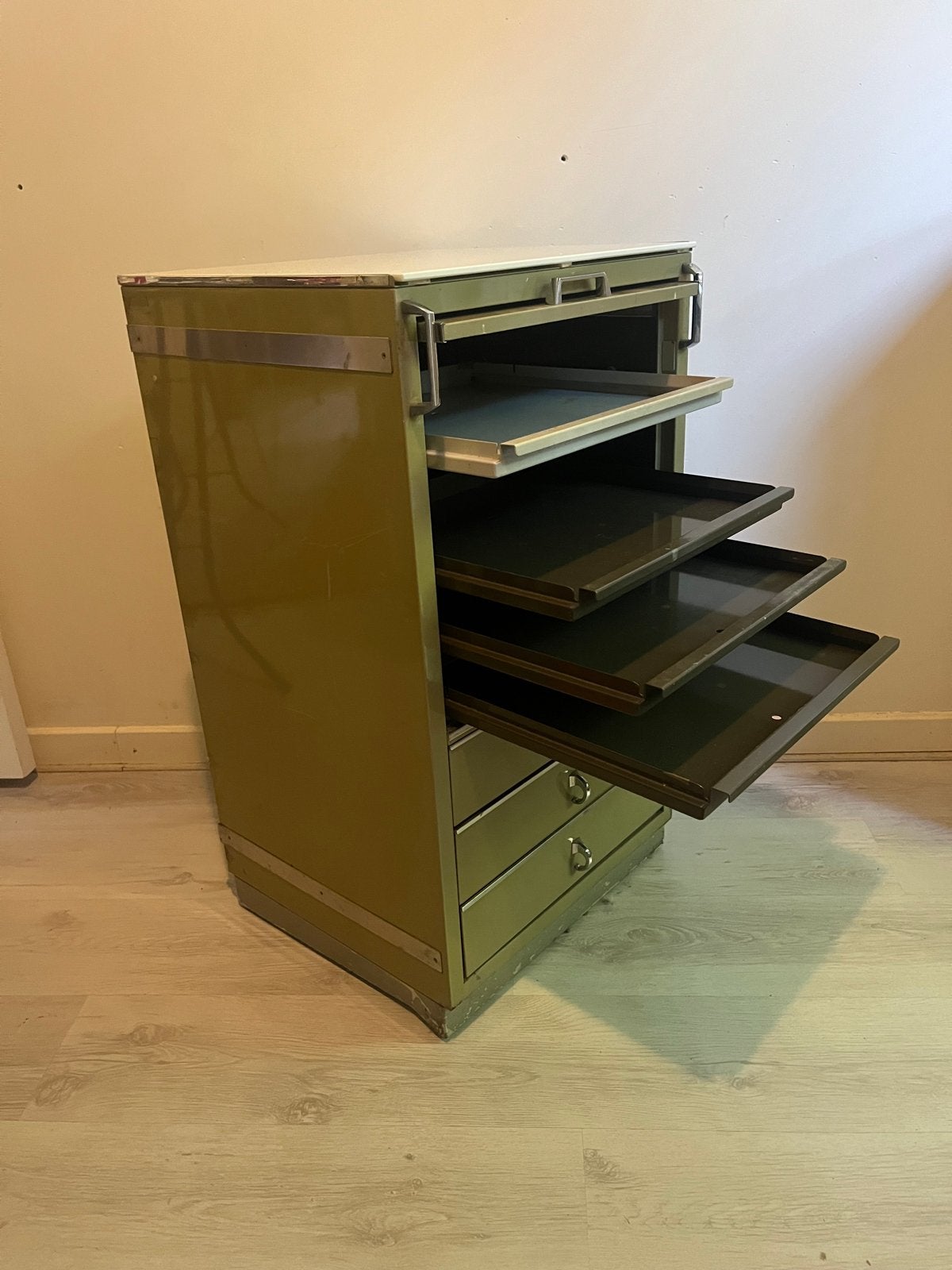 Vintage metalen archiefkast met uitschuifbare lades., Ophalen