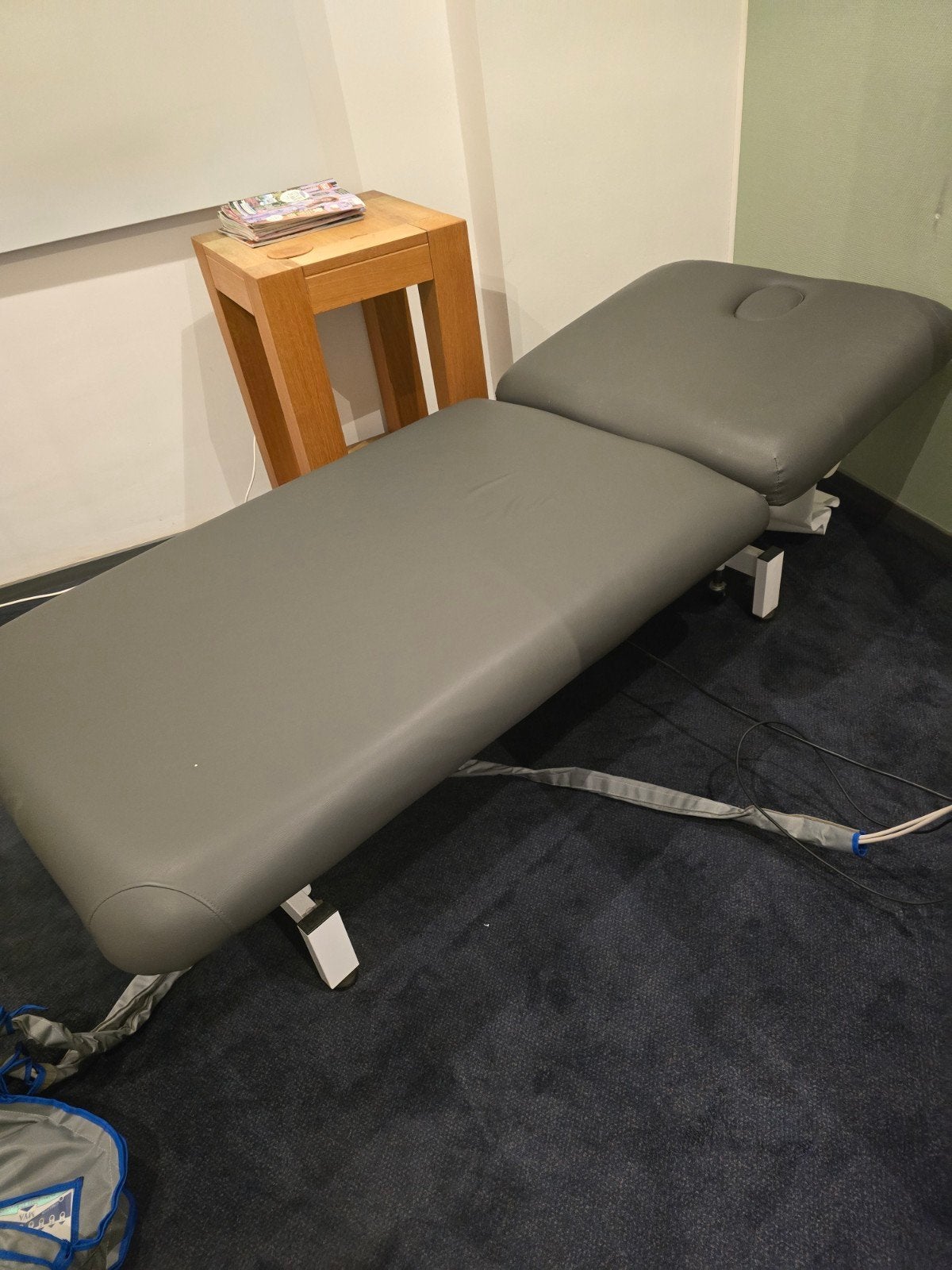 Electrische behandeltafel met papierrolhouder en wielen, Sport en Fitness, Massageproducten, Ophalen, Massagetafel