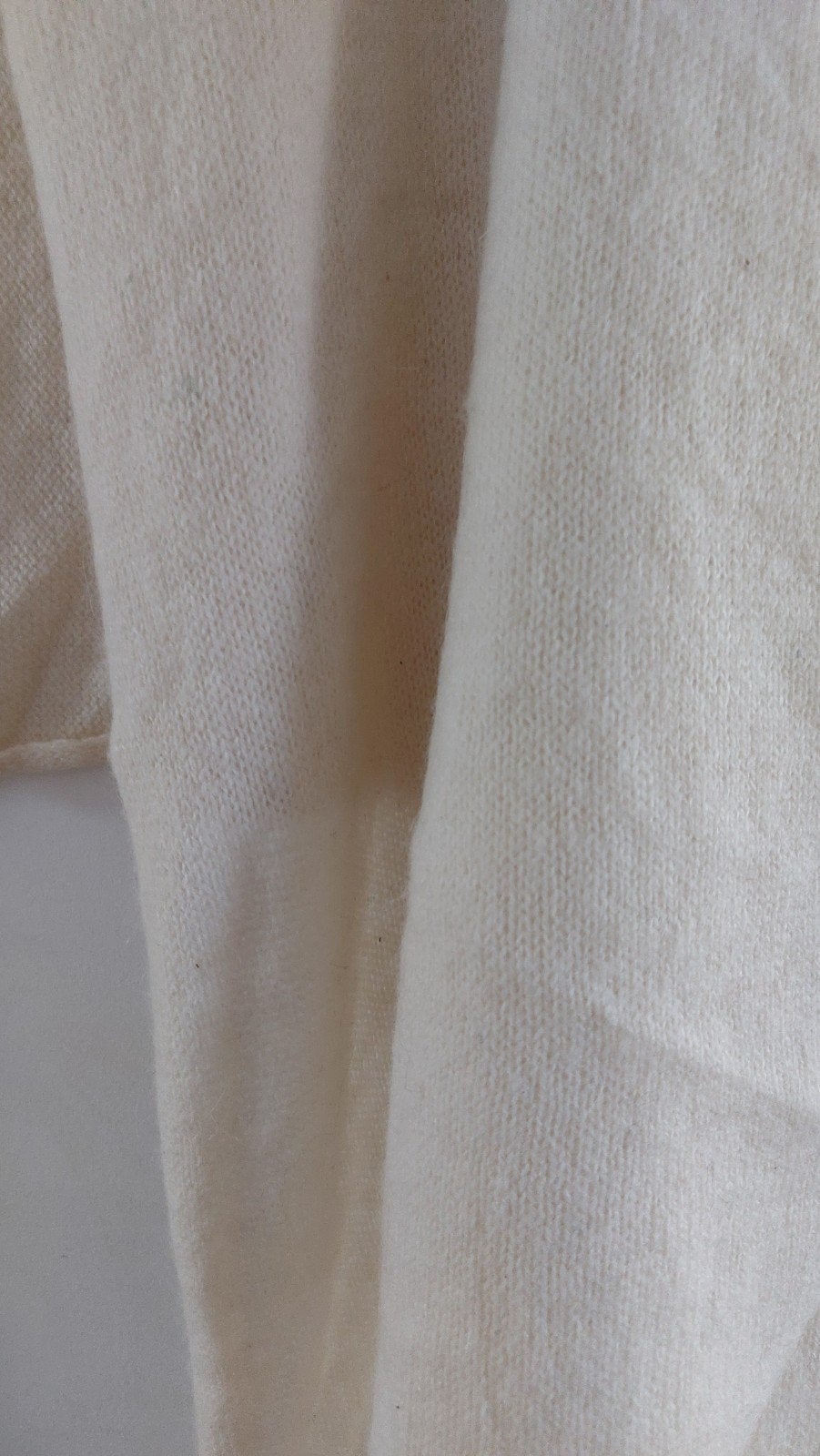 te koop crème poncho met bont balletjes, Ophalen of Verzenden, Zo goed als nieuw, Maat 46/48 (XL) of groter, Sjaal