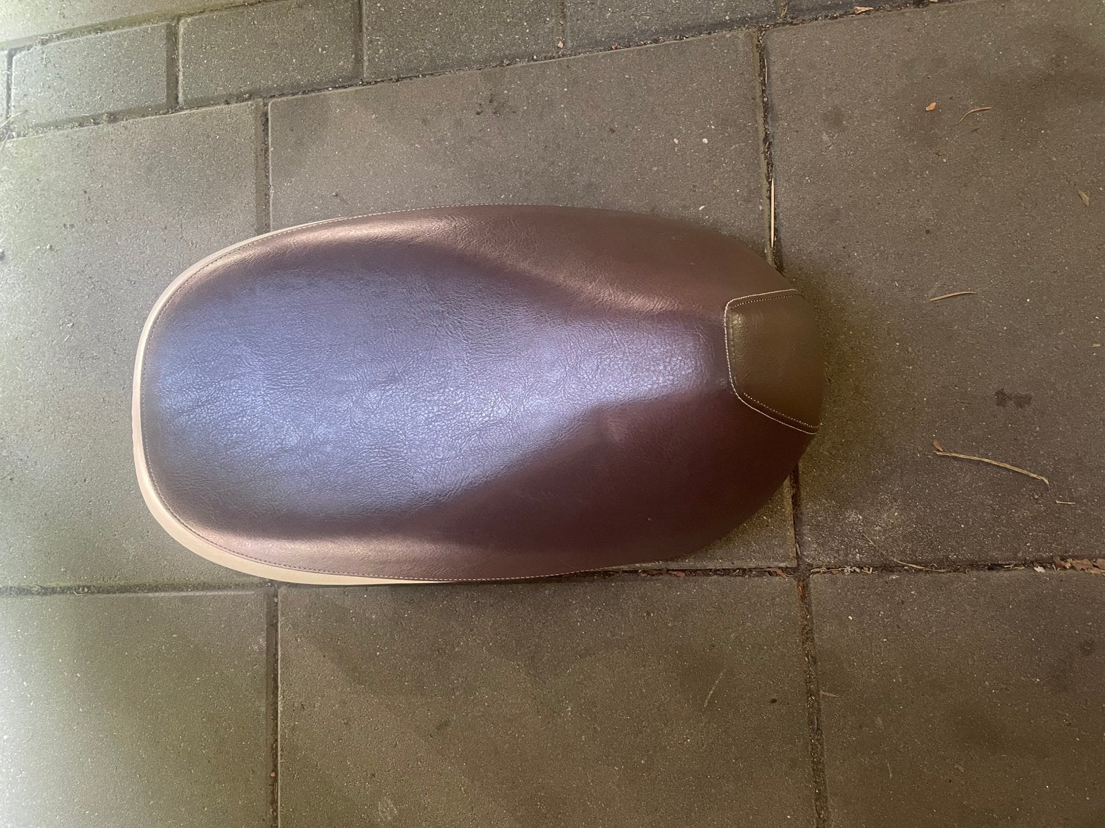Sym mio zadel zonder scheuren, Ophalen, Zo goed als nieuw, Zadel