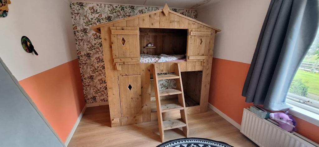 Massief houten huisjesbed met 2 lattenbodems en matrassen, Ophalen, 90 cm, Tweepersoons, Zo goed als nieuw