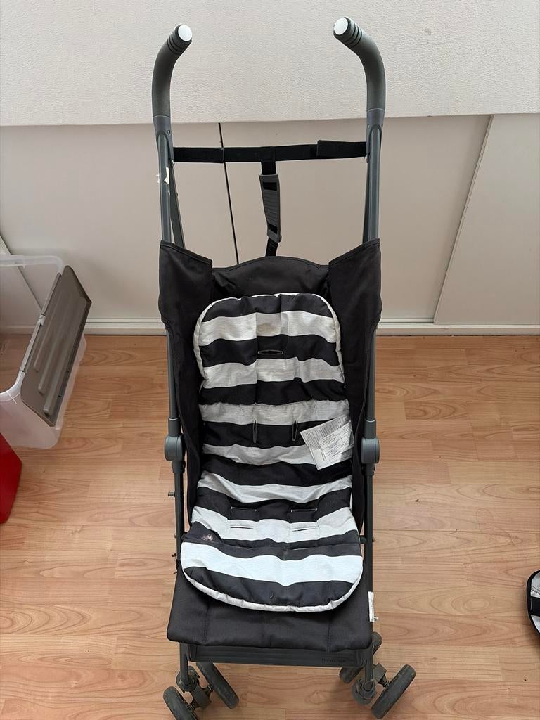 Compacte buggy met zwart-wit gestreepte bekleding, Kinderen en Baby's, Buggy's, Ophalen, Gebruikt, Overige merken