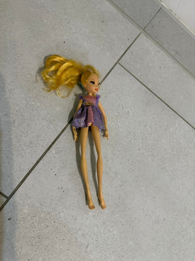 Pop met blond haar en paarse jurk, Ophalen of Verzenden, Zo goed als nieuw