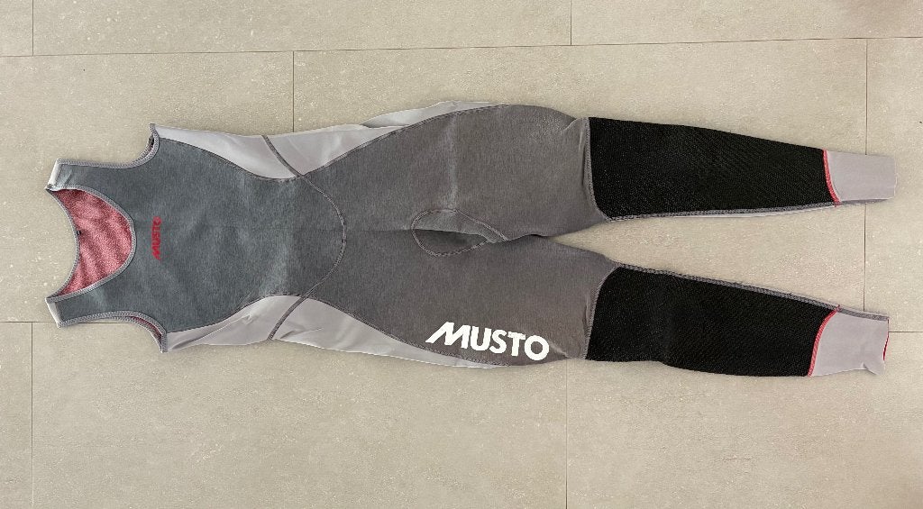 Zeilpak - Musto longjohn 1mm, Watersport en Boten, Watersportkleding, Gebruikt, Musto, Ophalen of Verzenden, Zeilpak