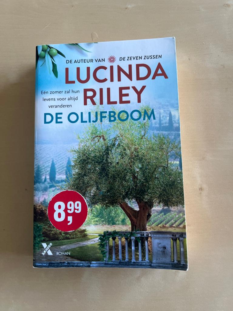 De Olijfboom - Lucinda Riley (Roman), Ophalen of Verzenden, Gelezen, Nederland