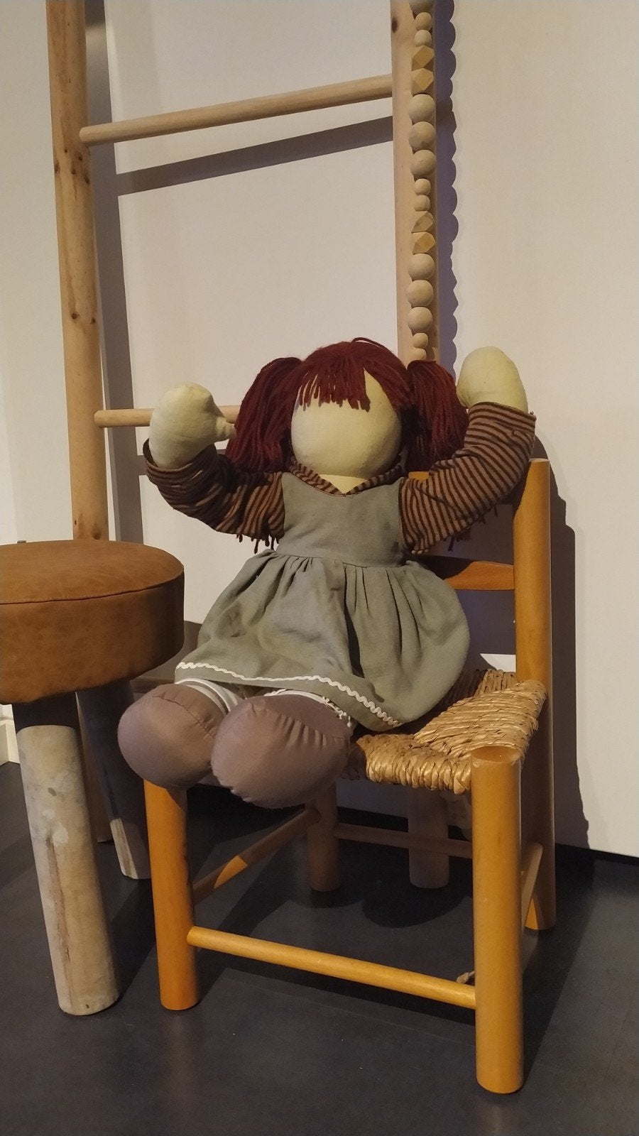 Waldorf pop met bruin haar en jurkje, Ophalen of Verzenden