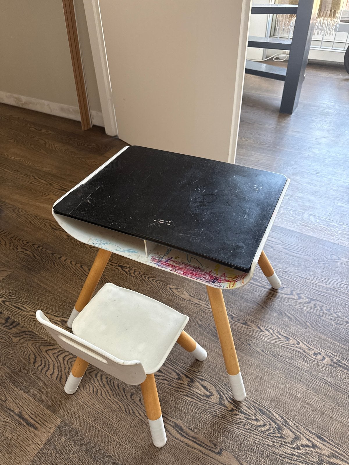 Peuterbureau met stoel - zwart/wit, Ophalen, Gebruikt, Tafel(s) en Stoel(en)
