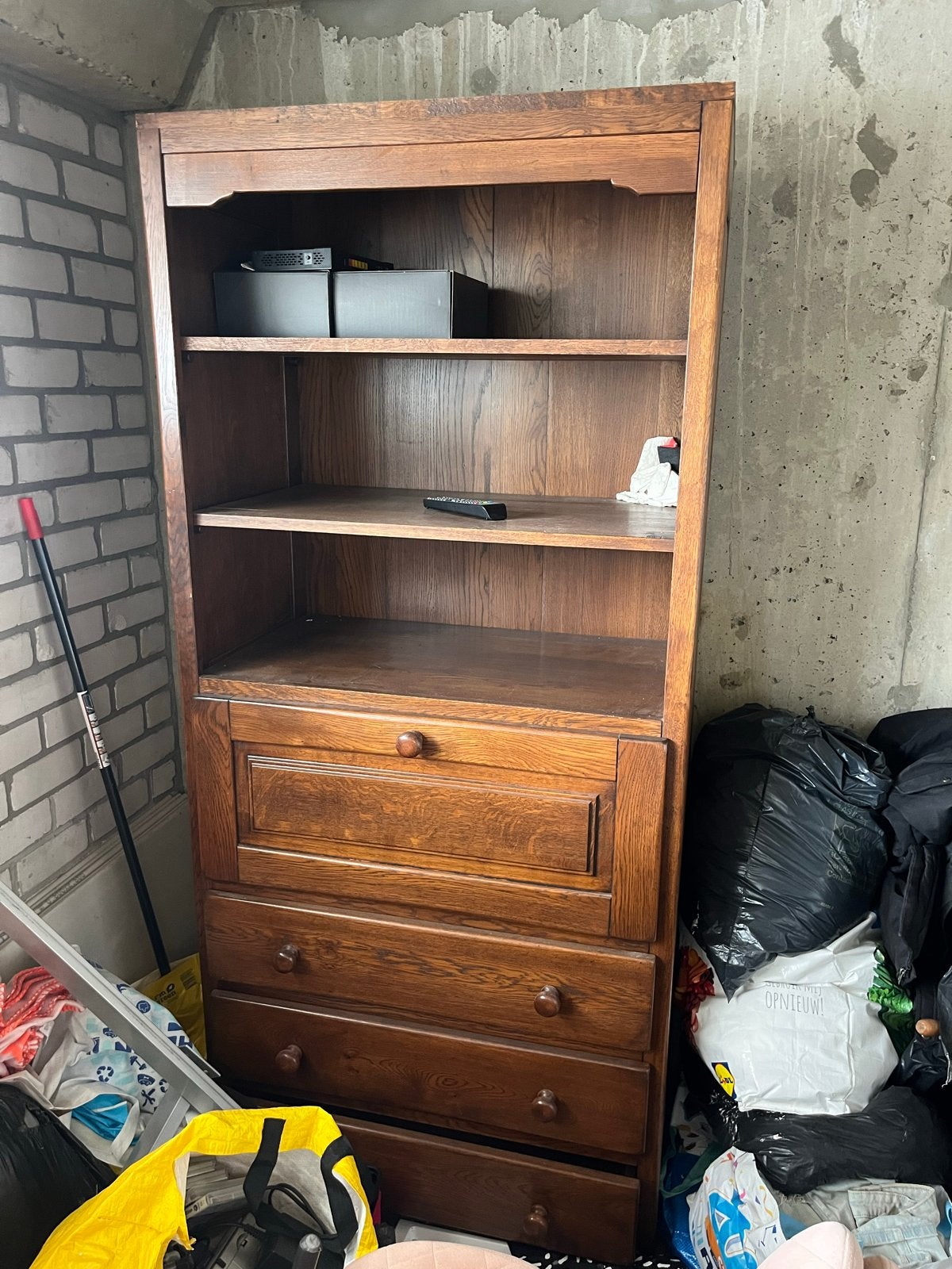 Massief eiken boekenkast met lades en klep, Ophalen, Gebruikt, Eikenhout, 50 tot 100 cm
