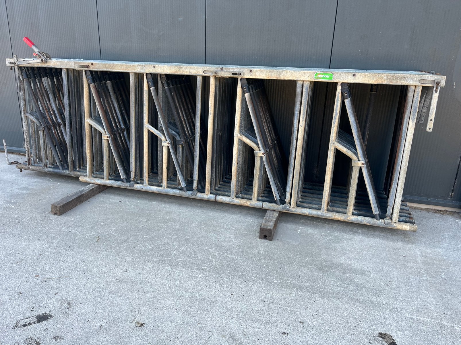 Spinder Baseline zelfsluitende voerhekken