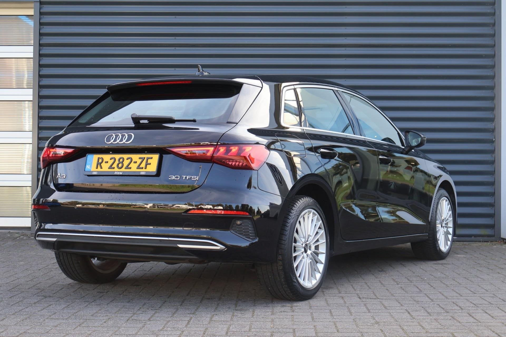Audi A3 Sportback 30 TFSI 110pk Advanced Edition | Cruise co, Auto's, Stof, Gebruikt, Zwart, Origineel Nederlands