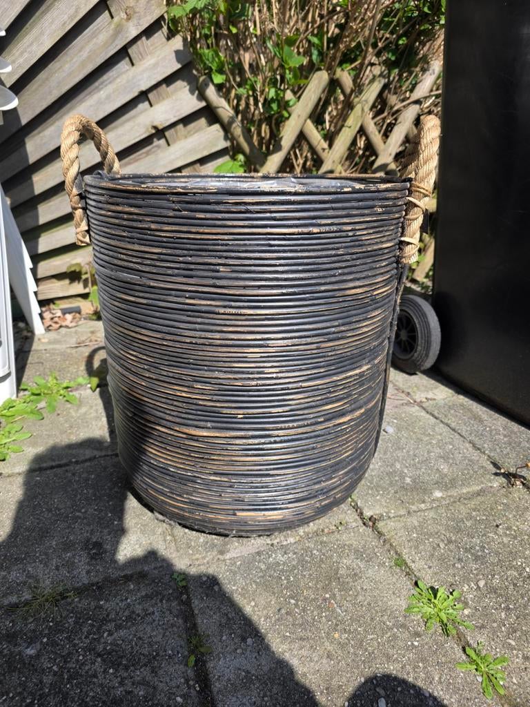 Rieten mand (bloembak), Tuin en Terras, Bloembakken en Plantenbakken, Zo goed als nieuw, Overige materialen, Binnen, 30 tot 60 cm