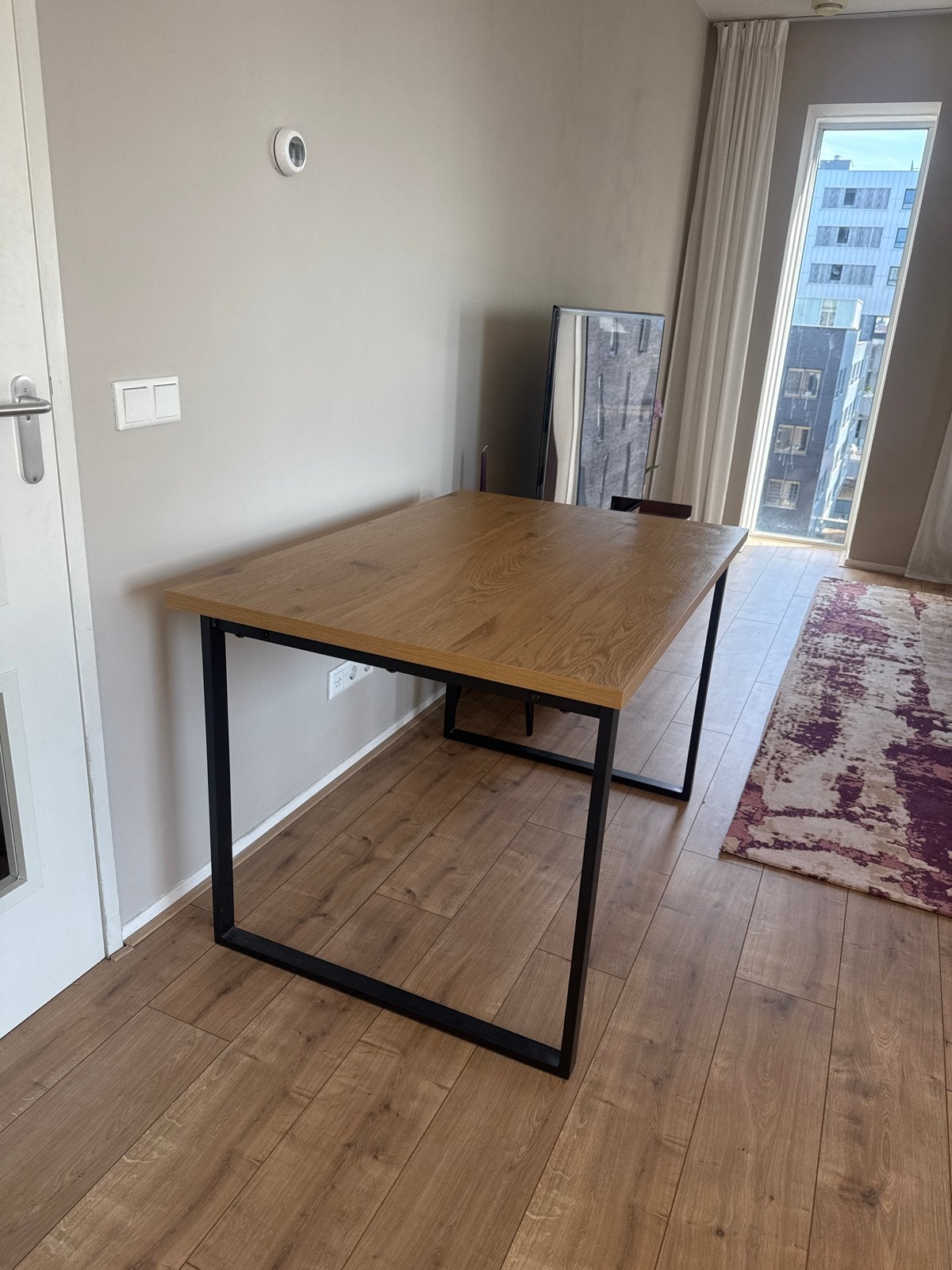 Eettafel met zwart metalen onderstel, Ophalen, 100 tot 150 cm, Eikenhout, Zo goed als nieuw