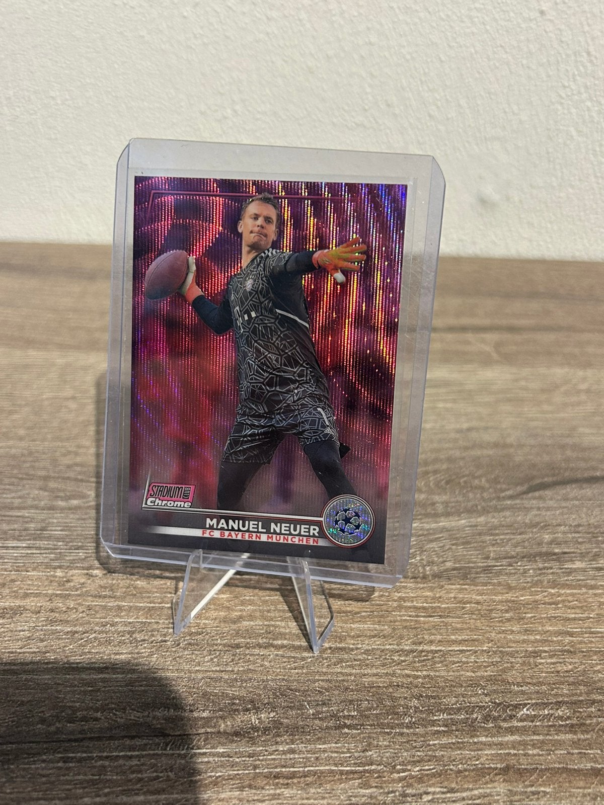 Manuel Neuer 2022-23 Topps Stadium Club Chrome #1 /150 Pink, Verzamelen, Ophalen of Verzenden, Zo goed als nieuw, Buitenlandse clubs