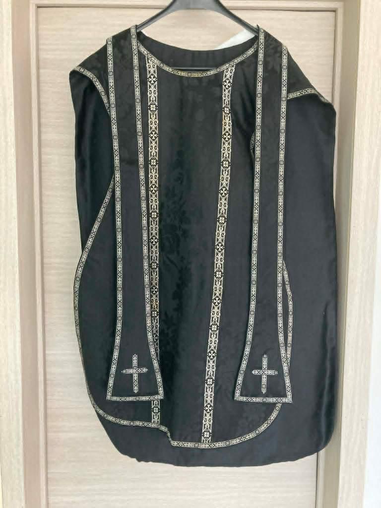 Zwarte kazuifel met stola, afgewerkt met goudbrokaat, Ophalen of Verzenden