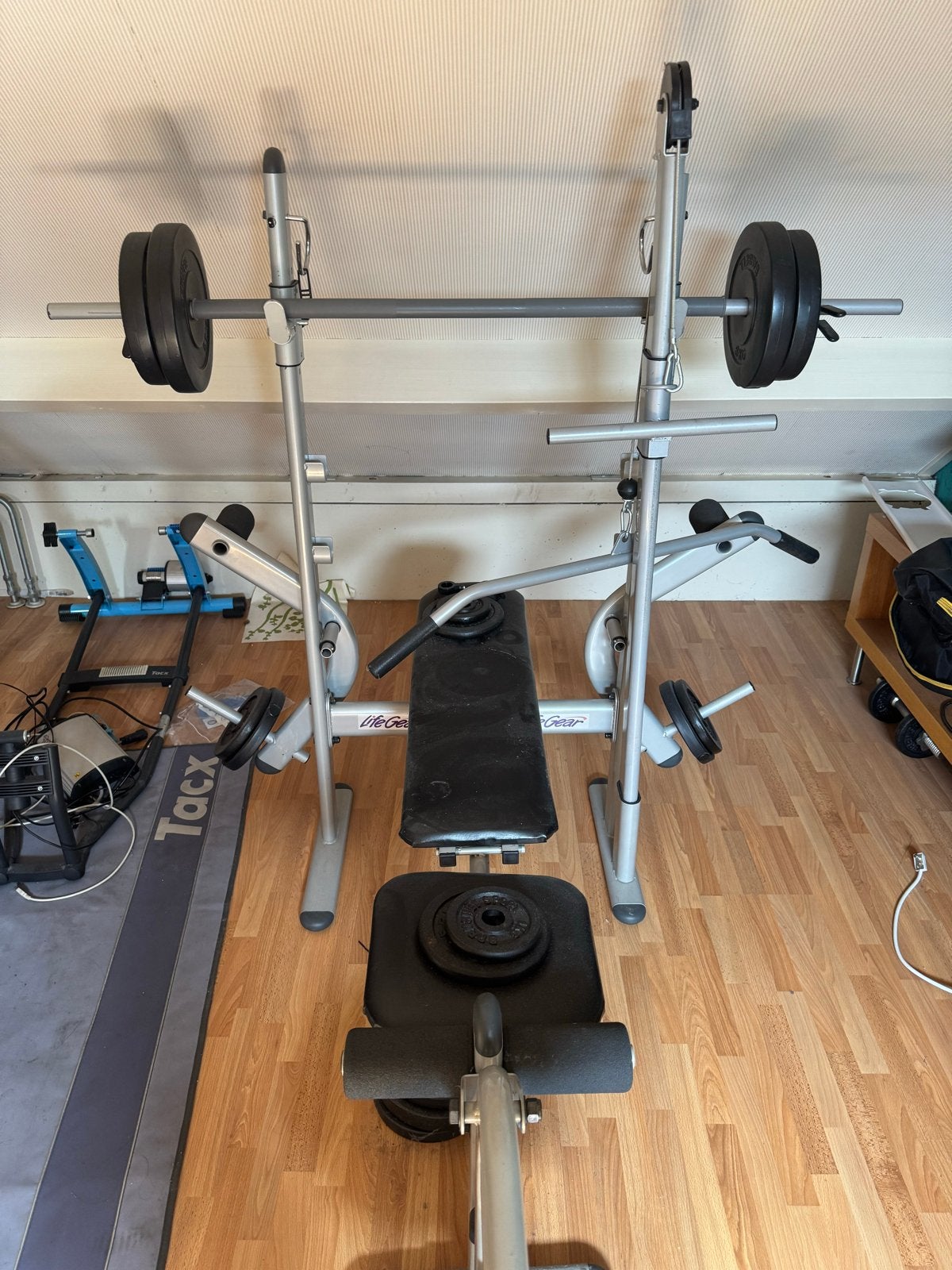 Krachtstation met halterbank en gewichten, Sport en Fitness, Fitnessapparatuur, Ophalen, Gebruikt, Krachtstation, Armen