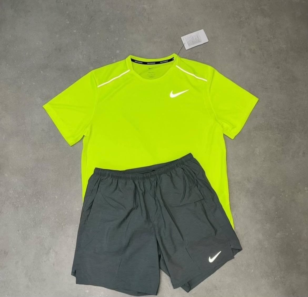Nike Sportset: T-shirt en korte broek (Nieuw), Kleding | Heren, Sportkleding, Meerkleurig, Nieuw, Overige maten, Ophalen of Verzenden