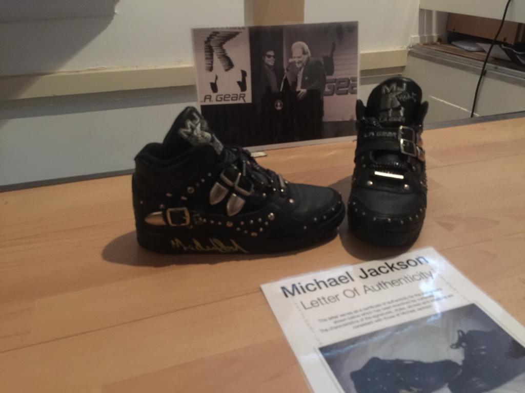 Michael Jackson LA gear schoenen gesigneerd + coa, Ophalen of Verzenden, Nieuw, Kleding, Gesigneerd