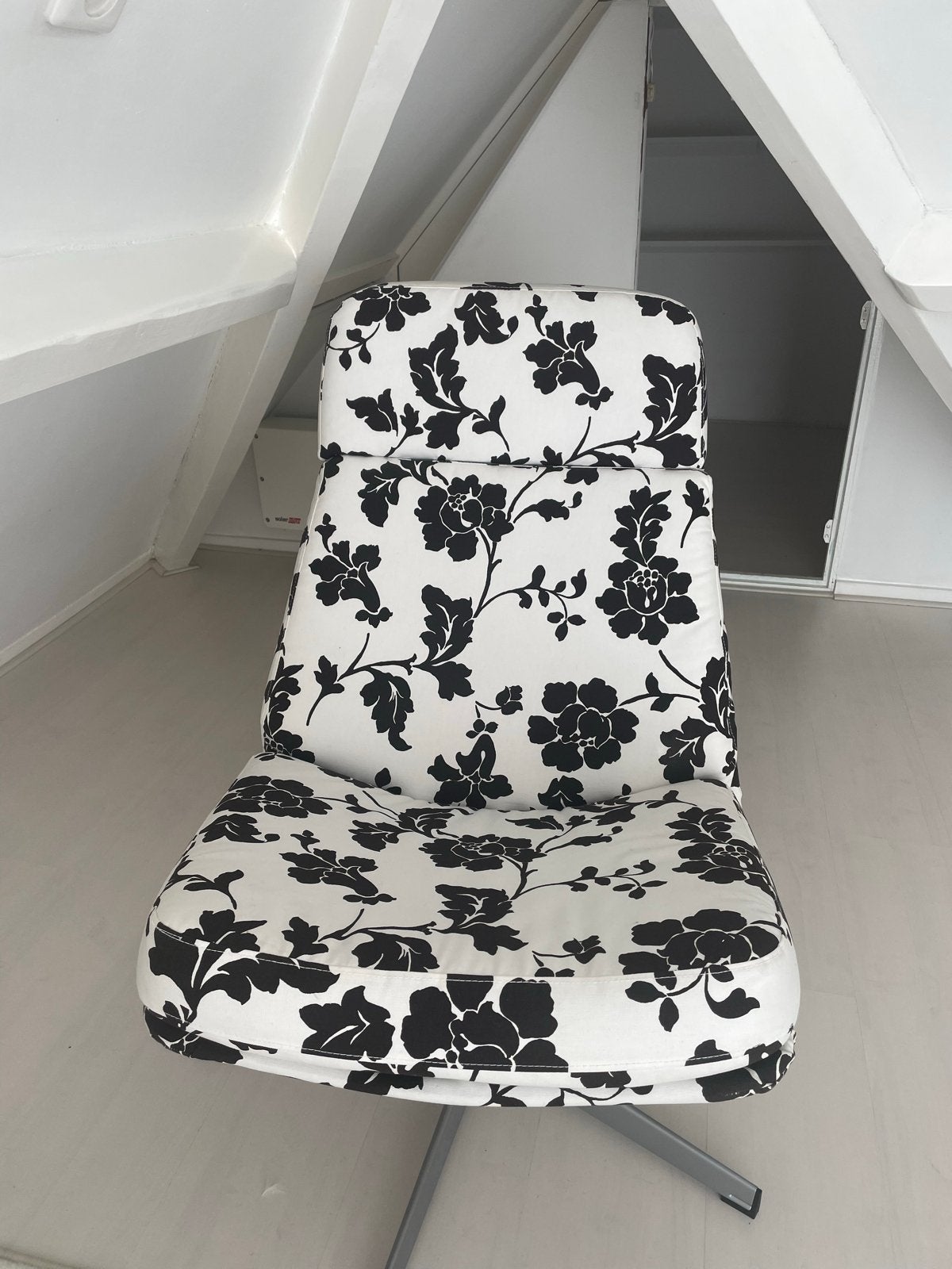 Zwart-wit bloemen fauteuil met voetenbank, Ophalen, Gebruikt, Zwart, Eén