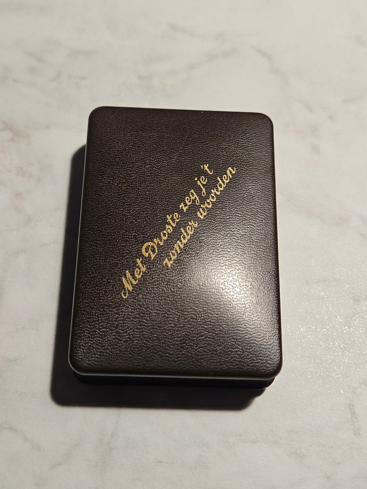 Droste miniatuur  mannetje herdenking speldje, Ophalen of Verzenden, Gebruikt, Overige typen