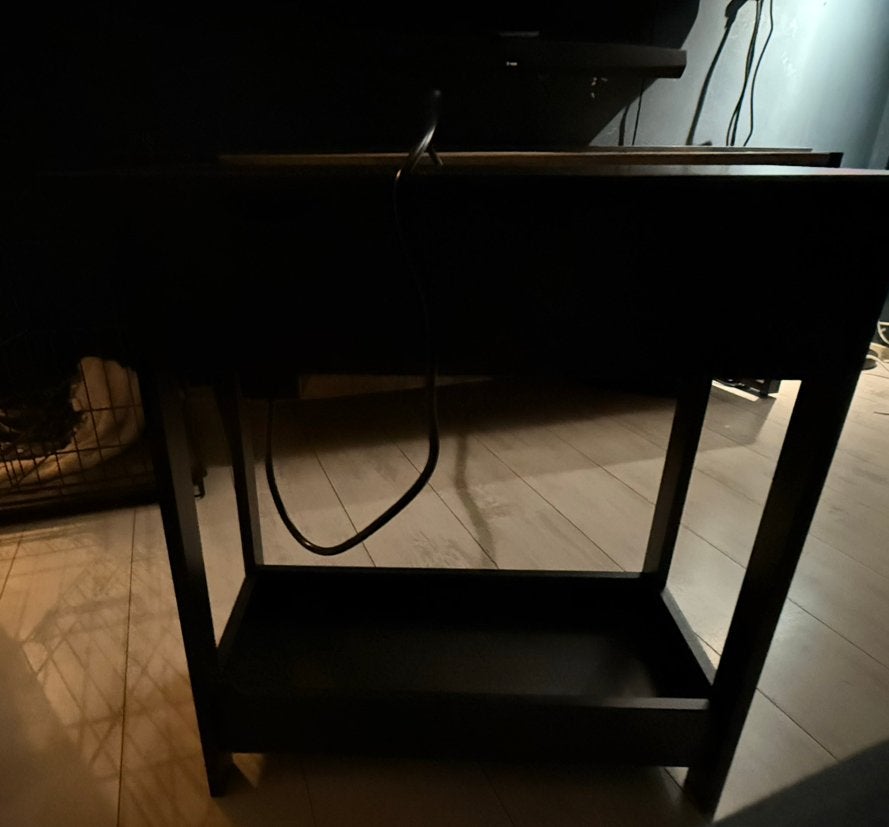 Zwart bijzettafeltje met stopcontacten en USB-poorten, Gebruikt, 100 tot 150 cm, Ophalen of Verzenden, 25 tot 50 cm