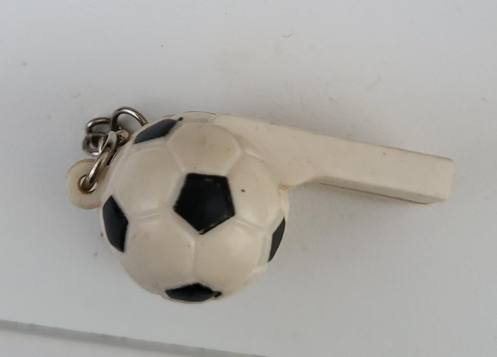 Sleutelhanger Voetbal Fluitje - Sportief en Functioneel, Ophalen of Verzenden, Gebruikt, Sport