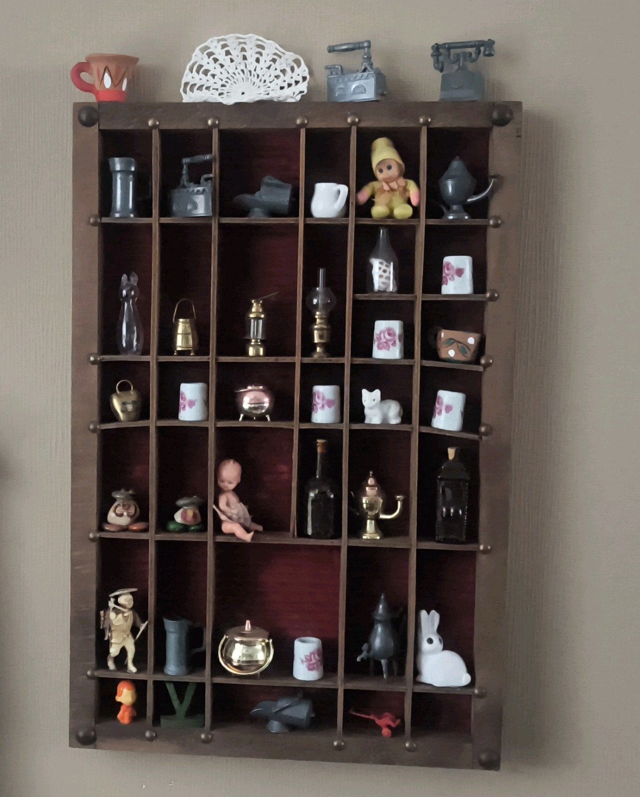 Houten verzamel/letterkast met miniaturen, Ophalen of Verzenden